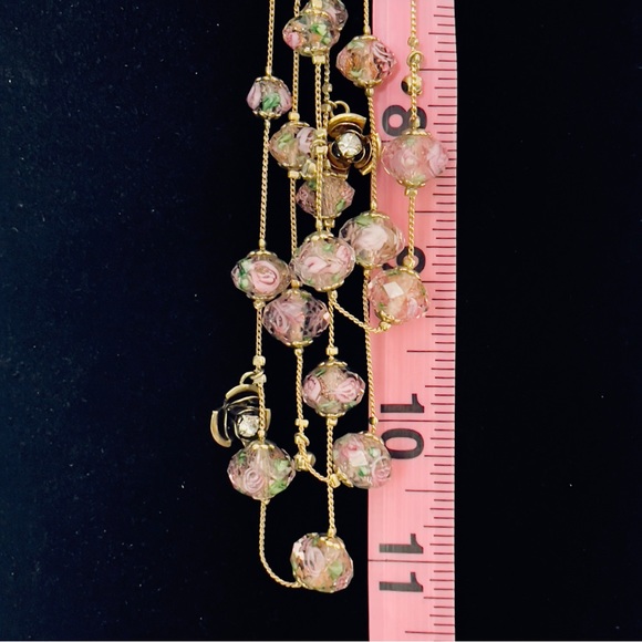 NWT Betsey Johnson Tzarina Cascade Rose Beaded Necklace On A Tri Gold Tone Chain - Picture 5 of 10